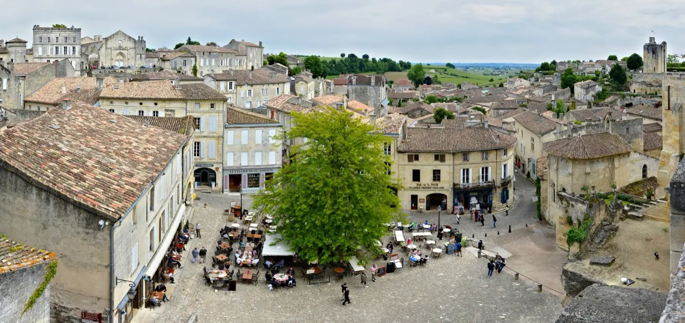 La place du marché de Saint-Émilion vue d'en haut
