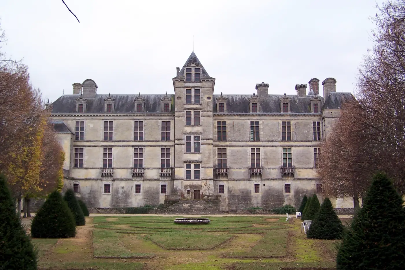 La façade du château ducal de Cadillac côté jardin